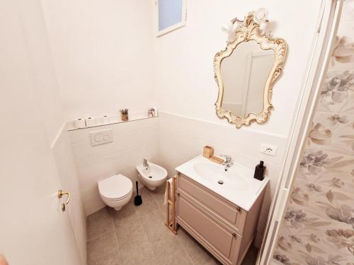 Bathroom, Chianti Craft House Badia a Passignano in Tavarnelle in Val di Pesa Bathroom, Chianti Craft House Badia a Passignano in Tavarnelle in Val di Pesa