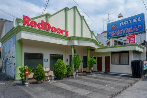 Entrance, RedDoorz @ Hotel Sartika Yogyakarta in Wirobrajan Entrance, RedDoorz @ Hotel Sartika Yogyakarta in Wirobrajan