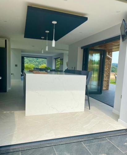 Stunning modern home set in beautiful grounds. in Kelston Stunning modern home set in beautiful grounds. in Kelston