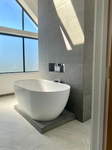 Koupelna, Stunning modern home set in beautiful grounds. in Kelston Koupelna, Stunning modern home set in beautiful grounds. in Kelston