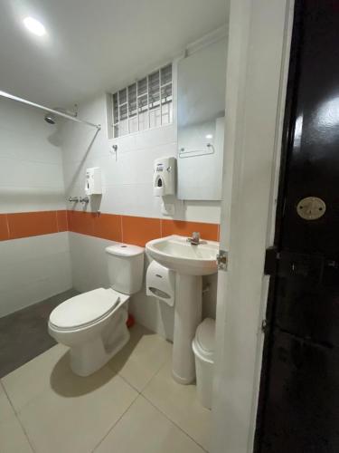 Bathroom, Lindos apartaestudios y habitaciones en Ibague in Ibague City Center Bathroom, Lindos apartaestudios y habitaciones en Ibague in Ibague City Center