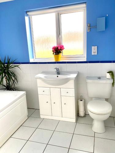Bathroom, NEW! Luxury YELLOW HOUSE Bright Modern Detatched Home with PRIVATE PARKING, NETFLIX Close Luton, M1, in Luton Airport Bathroom, NEW! Luxury YELLOW HOUSE Bright Modern Detatched Home with PRIVATE PARKING, NETFLIX Close Luton, M1, in Luton Airport