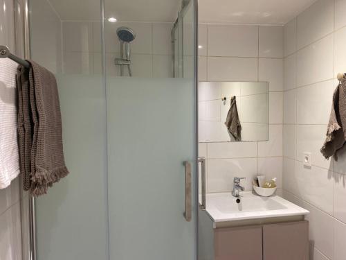 Bathroom, Pied a terre en plein coeur de Montmorency in Soisy-sous-Montmorency Bathroom, Pied a terre en plein coeur de Montmorency in Soisy-sous-Montmorency