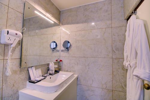Bathroom, Cygnett Inn Trendz in Itanagar Bathroom, Cygnett Inn Trendz in Itanagar