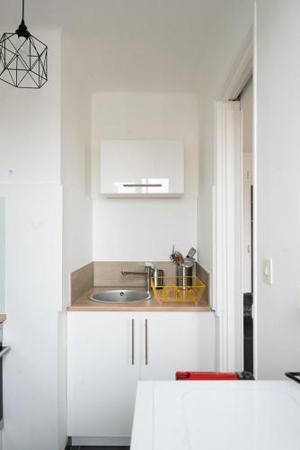 Kitchen, Studio cocooning 2 etoiles / clim / plage 7min a pied in Frejus Kitchen, Studio cocooning 2 etoiles / clim / plage 7min a pied in Frejus
