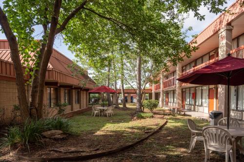 Balcony/terrace, GreenTree Hotel & Extended Stay Channelview in Cloverleaf Balcony/terrace, GreenTree Hotel & Extended Stay Channelview in Cloverleaf