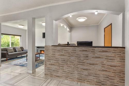 Előcsarnok, Days Inn by Wyndham Kansas City International Airport in Kansas City (Missouri) Előcsarnok, Days Inn by Wyndham Kansas City International Airport in Kansas City (Missouri)