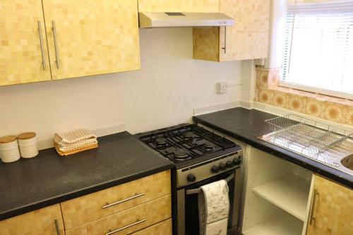 Kitchen, Home Away From Home - 2 Bed FREE Parking & Wifi in Hunslet Carr Kitchen, Home Away From Home - 2 Bed FREE Parking & Wifi in Hunslet Carr