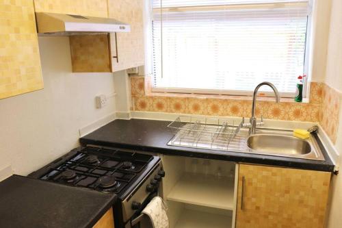 Kitchen, Home Away From Home - 2 Bed FREE Parking & Wifi in Hunslet Carr Kitchen, Home Away From Home - 2 Bed FREE Parking & Wifi in Hunslet Carr