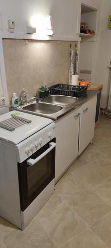 Cocina, Appartement duplex F2 tout confort proche centre ville avec parking gratuit in Montlucon Cocina, Appartement duplex F2 tout confort proche centre ville avec parking gratuit in Montlucon
