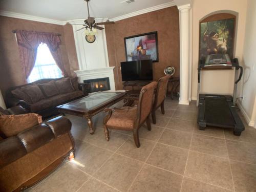 Közös társalgó / TV, LuxHome Suites in Mansion in Riverside (Kalifornia) Közös társalgó / TV, LuxHome Suites in Mansion in Riverside (Kalifornia)