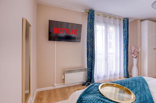 Studio Hotel - Lit King Size - Parking - Wifi - Proche CDG in Livry-Gargan Studio Hotel - Lit King Size - Parking - Wifi - Proche CDG in Livry-Gargan