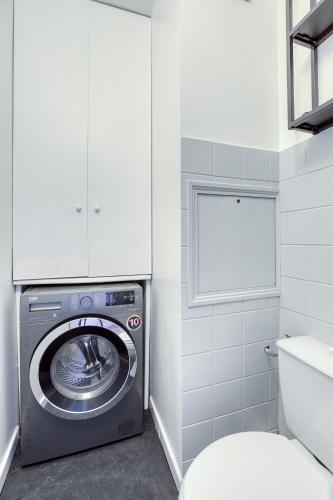 Studio Hotel - Lit King Size - Parking - Wifi - Proche CDG in Livry-Gargan Studio Hotel - Lit King Size - Parking - Wifi - Proche CDG in Livry-Gargan
