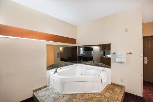 Hot tub, Econo Lodge Inn & Suites Mesquite - Dallas East in Mesquite Hot tub, Econo Lodge Inn & Suites Mesquite - Dallas East in Mesquite