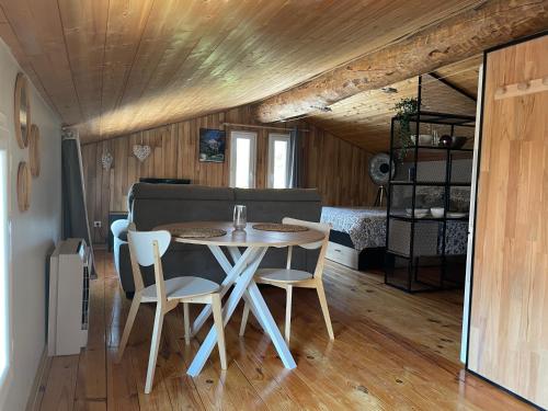 Sublime studio de caractere ,50 m2 climatise . in Recoubeau - Jansac Sublime studio de caractere ,50 m2 climatise . in Recoubeau - Jansac