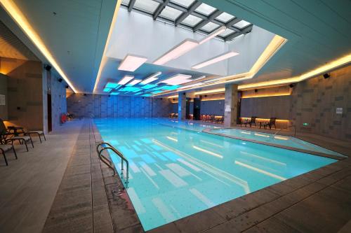 Swimming pool, Harbour Plaza Metropolitan Shanghai in Putuo and Changfeng Park Swimming pool, Harbour Plaza Metropolitan Shanghai in Putuo and Changfeng Park