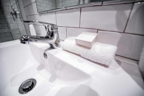 Bathroom, Bankstown Hotel in Bankstown Bathroom, Bankstown Hotel in Bankstown