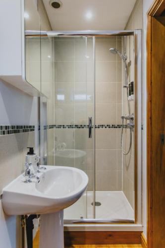 Bathroom, Home from Home 1 king size bed Apartment Near Hospital & Tennis in Lenton Abbey Bathroom, Home from Home 1 king size bed Apartment Near Hospital & Tennis in Lenton Abbey