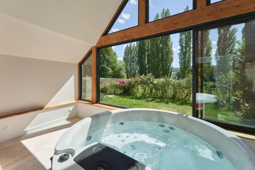 View, Maison du Passeur du XVIII siecle, classee, Authenticite et Confort avec Jardin et SPA, proche Giver in Pressagny-L'Orgueilleux View, Maison du Passeur du XVIII siecle, classee, Authenticite et Confort avec Jardin et SPA, proche Giver in Pressagny-L'Orgueilleux