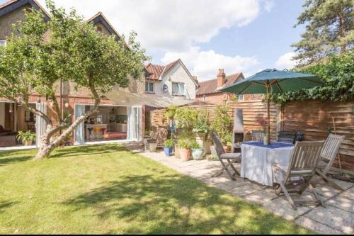 Вход, 6 bedrooms beautiful home 3 bathrooms, quiet location with garden near Legoland Windsor Heathrow in Мейдънхед Вход, 6 bedrooms beautiful home 3 bathrooms, quiet location with garden near Legoland Windsor Heathrow in Мейдънхед