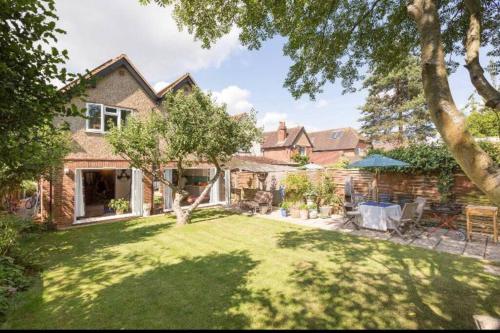 Градина, 6 bedrooms beautiful home 3 bathrooms, quiet location with garden near Legoland Windsor Heathrow in Мейдънхед Градина, 6 bedrooms beautiful home 3 bathrooms, quiet location with garden near Legoland Windsor Heathrow in Мейдънхед