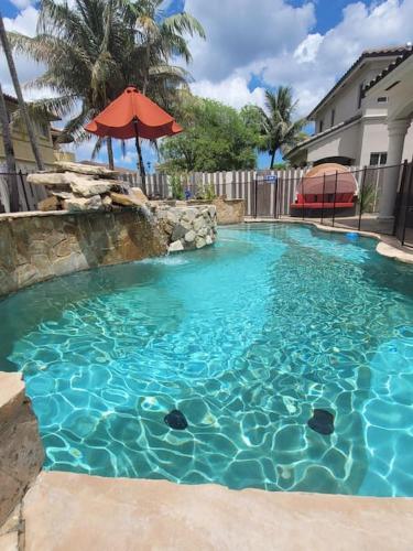 Swimming pool, Luxury mansion with pool jacuzzi BBQ for ultimate scape in Tamiami Swimming pool, Luxury mansion with pool jacuzzi BBQ for ultimate scape in Tamiami