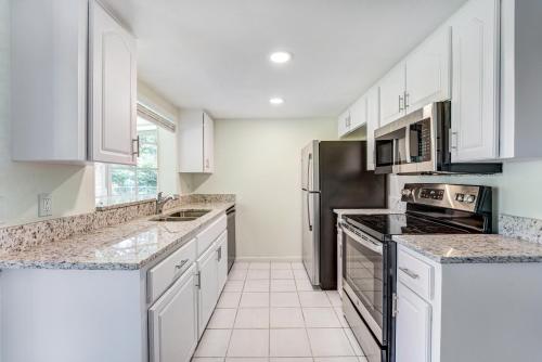 Кухня, Quiet Location Duplex House - Minutes Away from Everything - Winter Park, Florida in Орландо-Ист Кухня, Quiet Location Duplex House - Minutes Away from Everything - Winter Park, Florida in Орландо-Ист