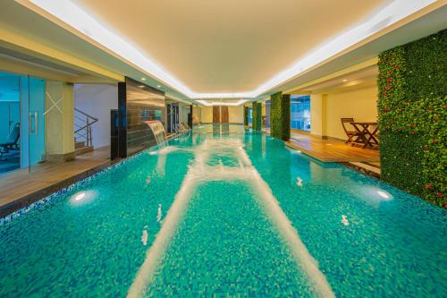 Piscina, AR Suites Jewels Royale in Pune Piscina, AR Suites Jewels Royale in Pune