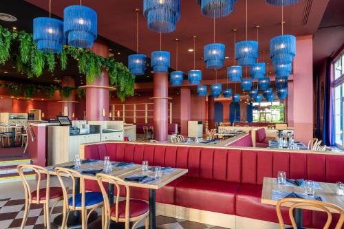 Restaurant, Le Grand Magic Hotel in Disneyland Restaurant, Le Grand Magic Hotel in Disneyland