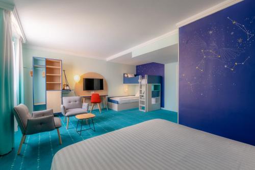 Le Grand Magic Hotel in Disneyland Le Grand Magic Hotel in Disneyland