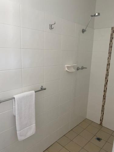 Bathroom, The Seaview Tavern Motel in Woolgoolga Bathroom, The Seaview Tavern Motel in Woolgoolga