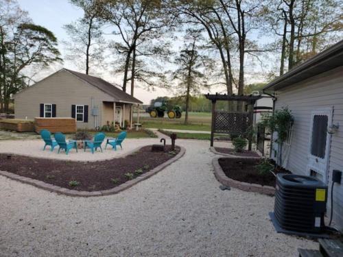 Tiny FARM Cottage - POOL - 30 Min to BEACH in Millsboro (DE) Tiny FARM Cottage - POOL - 30 Min to BEACH in Millsboro (DE)