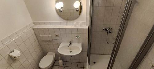 Bathroom, Gasthof "Zum Schloss" in Osterwieck Bathroom, Gasthof "Zum Schloss" in Osterwieck