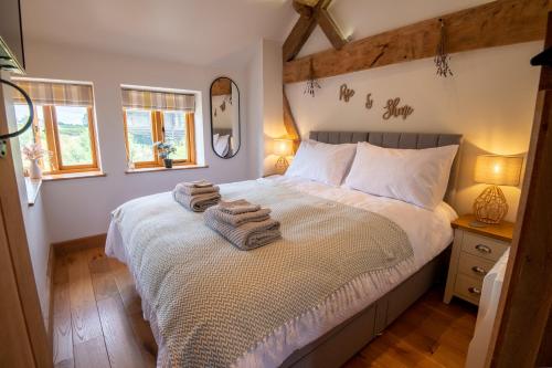 Apple Tree Cottage - Cosy 2 Bed with Deluxe HOT TUB & Log Burner in Burghill Apple Tree Cottage - Cosy 2 Bed with Deluxe HOT TUB & Log Burner in Burghill