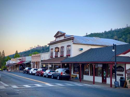 Nearby attraction, Glamour Mountain Getaway by Casa Oso with views and spa in Oakhurst Nearby attraction, Glamour Mountain Getaway by Casa Oso with views and spa in Oakhurst