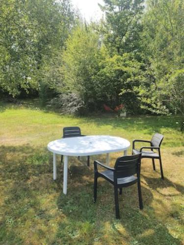 Kert, Chambre d'hôtes à la campagne "Le coudry" (Chambre d'hotes a la campagne "Le coudry") in Saint-Germain-du-Bois Kert, Chambre d'hôtes à la campagne "Le coudry" (Chambre d'hotes a la campagne "Le coudry") in Saint-Germain-du-Bois