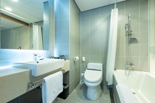 Bathroom, Ramada Encore by Wyndham CheonAn in Cheonan-si Bathroom, Ramada Encore by Wyndham CheonAn in Cheonan-si