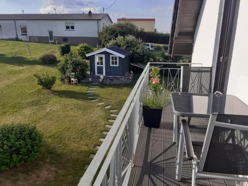 Erkély/terasz, EIFELSTERN-Schöne Ferienwohnung mit Balkon (EIFELSTERN-Schone Ferienwohnung mit Balkon) in Kalenborn Erkély/terasz, EIFELSTERN-Schöne Ferienwohnung mit Balkon (EIFELSTERN-Schone Ferienwohnung mit Balkon) in Kalenborn