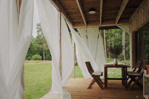Balkon/teras, Secluded Holiday Home with Sauna in National Park by the Sea in Kolka Balkon/teras, Secluded Holiday Home with Sauna in National Park by the Sea in Kolka