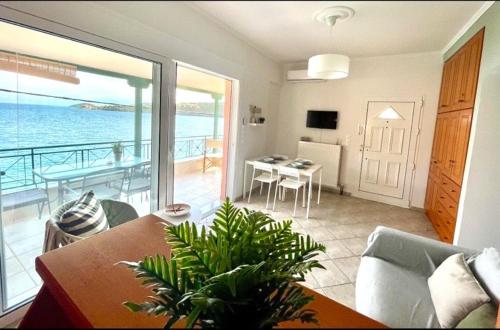 Seaside Apartment in Glyfada-Trizonia in 네아 트리조니아 Seaside Apartment in Glyfada-Trizonia in 네아 트리조니아