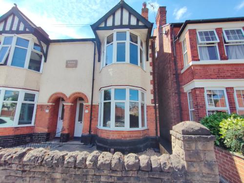 Entrance, Jasmine Villa B - Ideal for QMC & Uni - Free parking in Lenton Abbey Entrance, Jasmine Villa B - Ideal for QMC & Uni - Free parking in Lenton Abbey