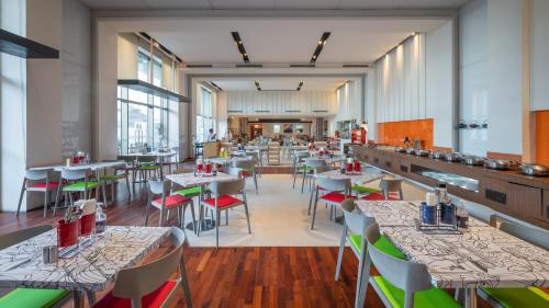 Restoran, ibis New Delhi Aerocity - An AccorHotels Brand in Yeni Delhi ve NCR Restoran, ibis New Delhi Aerocity - An AccorHotels Brand in Yeni Delhi ve NCR