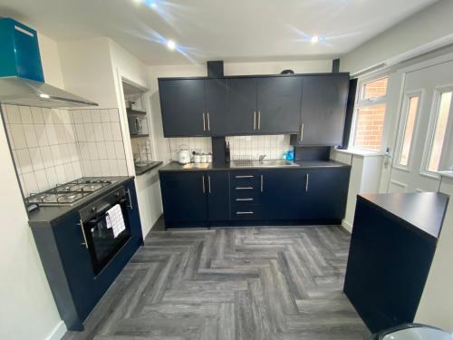 Kitchen, Modern 3 Bedroom Holiday Home -Jaquzzi Bath -Private Parking-Leeds City Center- Free WiFi in Beeston Kitchen, Modern 3 Bedroom Holiday Home -Jaquzzi Bath -Private Parking-Leeds City Center- Free WiFi in Beeston