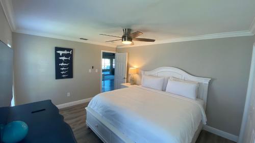Waterfront Hernando beach house on deep water canal w/dock, fishing, kayak in Weeki Wachee (FL) Waterfront Hernando beach house on deep water canal w/dock, fishing, kayak in Weeki Wachee (FL)