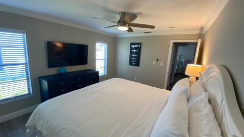 Waterfront Hernando beach house on deep water canal w/dock, fishing, kayak in Weeki Wachee (FL) Waterfront Hernando beach house on deep water canal w/dock, fishing, kayak in Weeki Wachee (FL)