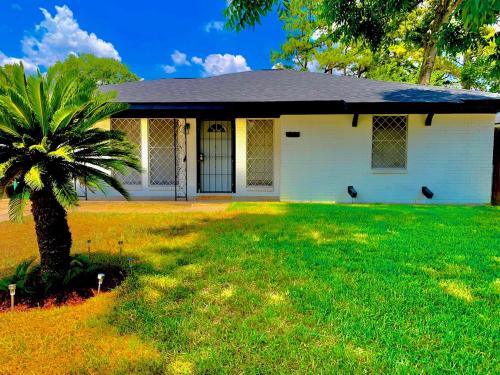 Exterior view, STOP Inn STAY HOSTEL in East Houston Exterior view, STOP Inn STAY HOSTEL in East Houston