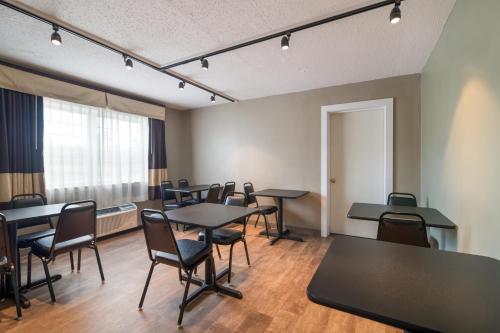 อาหารและเครื่องดื่ม, ควอลิตี้ อินน์แอนด์สวีทส์ (Quality Inn & Suites) in ออเบิร์น (ME) อาหารและเครื่องดื่ม, ควอลิตี้ อินน์แอนด์สวีทส์ (Quality Inn & Suites) in ออเบิร์น (ME)