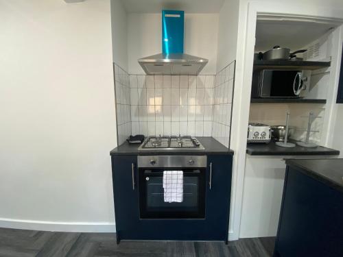 Kitchen, Modern 3 Bedroom Holiday Home -Jaquzzi Bath -Private Parking-Leeds City Center- Free WiFi in Beeston Kitchen, Modern 3 Bedroom Holiday Home -Jaquzzi Bath -Private Parking-Leeds City Center- Free WiFi in Beeston