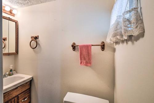 Bathroom, Peaceful Satsuma Escape with Dunns Creek Access in East Palatka (FL) Bathroom, Peaceful Satsuma Escape with Dunns Creek Access in East Palatka (FL)