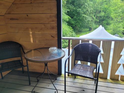 Erkély/terasz, Whisperin' Pines Chalet in Hartwick Seminary (NY) Erkély/terasz, Whisperin' Pines Chalet in Hartwick Seminary (NY)